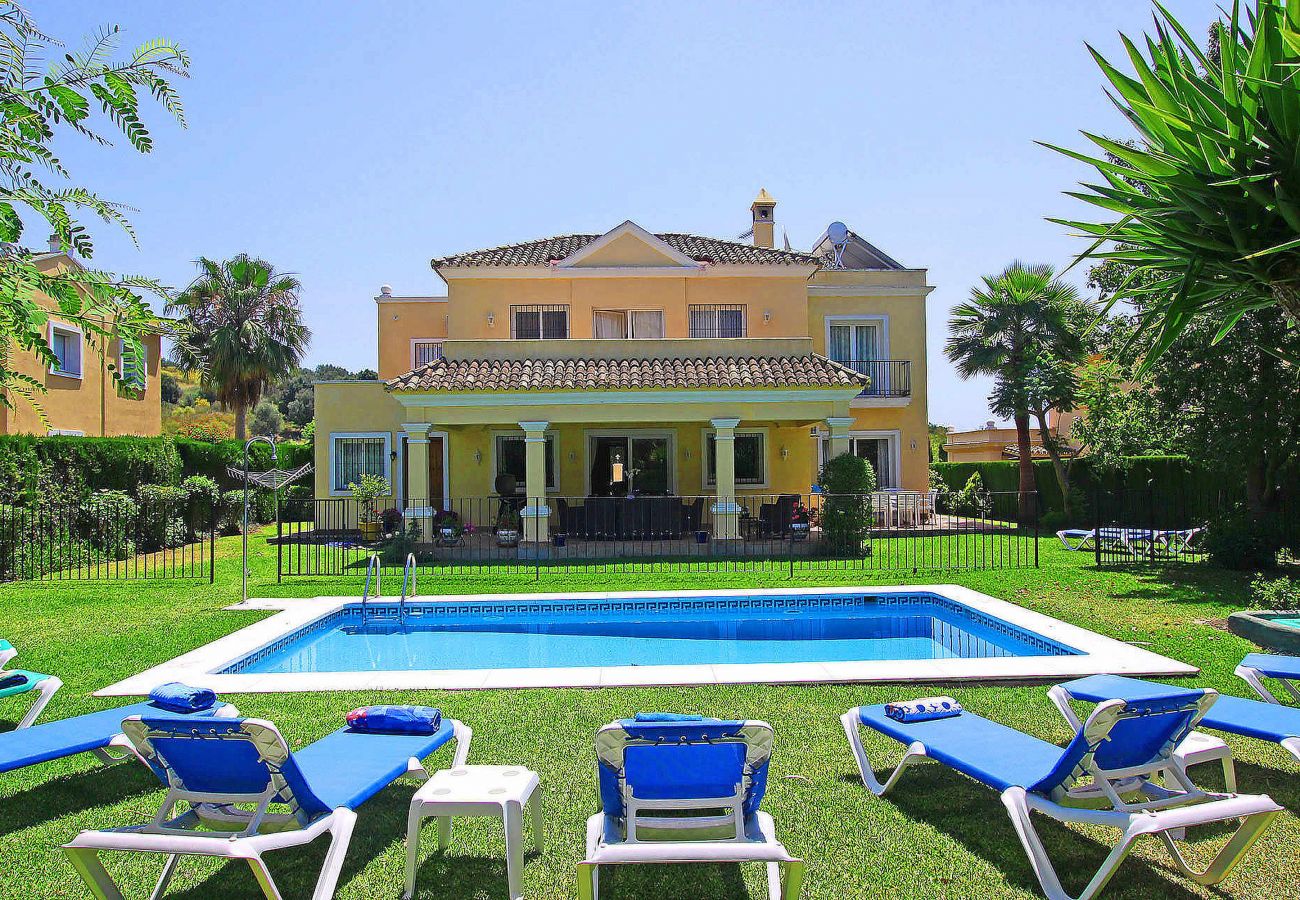 Villa en Estepona - 1106 Luxurious Family Villa with Heated Pool