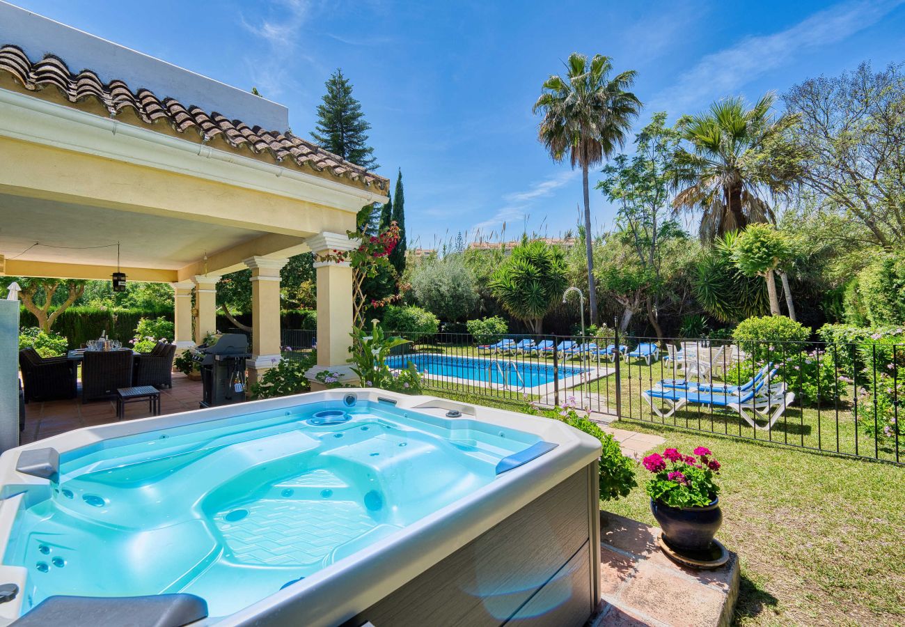 Villa en Estepona - 1106 Luxurious Family Villa with Heated Pool