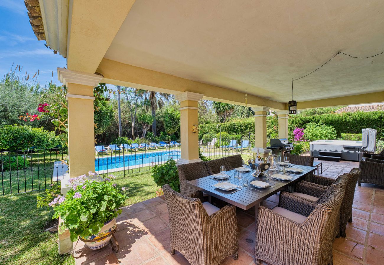 Villa en Estepona - 1106 Luxurious Family Villa with Heated Pool