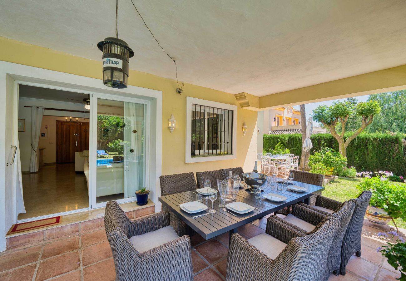 Villa en Estepona - 1106 Luxurious Family Villa with Heated Pool