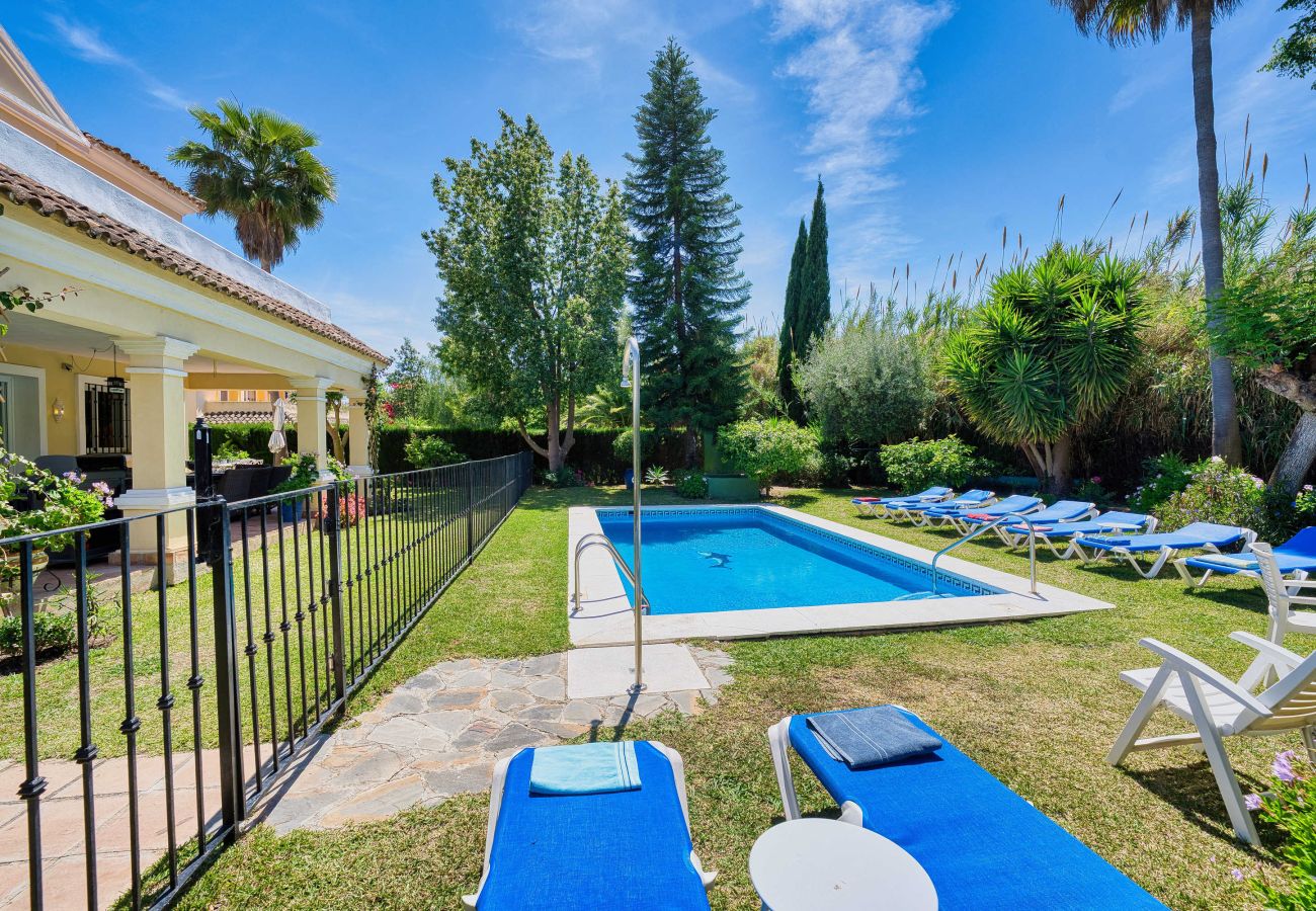 Villa en Estepona - 1106 Luxurious Family Villa with Heated Pool