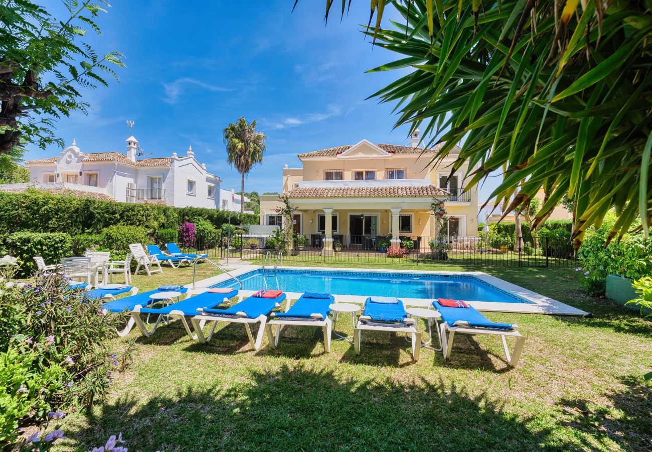 Villa en Estepona - 1106 Luxurious Family Villa with Heated Pool