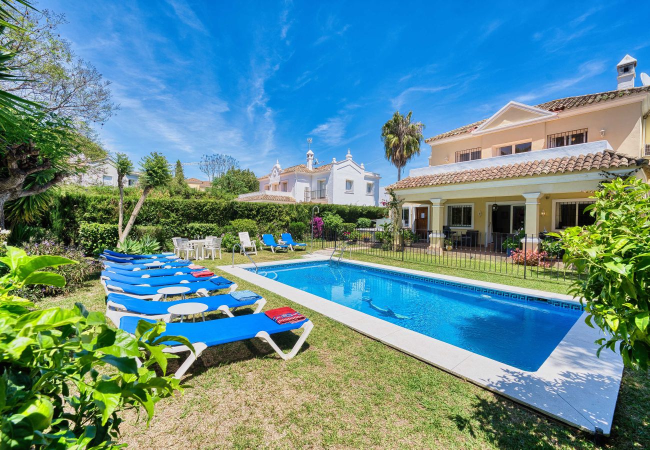 Villa en Estepona - 1106 Luxurious Family Villa with Heated Pool
