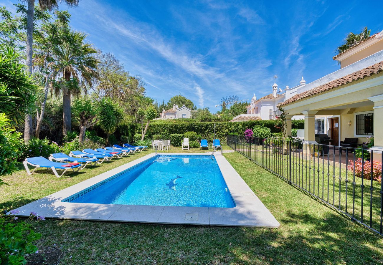 Villa en Estepona - 1106 Luxurious Family Villa with Heated Pool