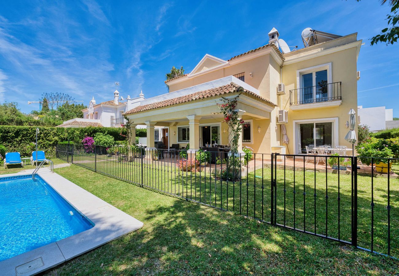 Villa en Estepona - 1106 Luxurious Family Villa with Heated Pool