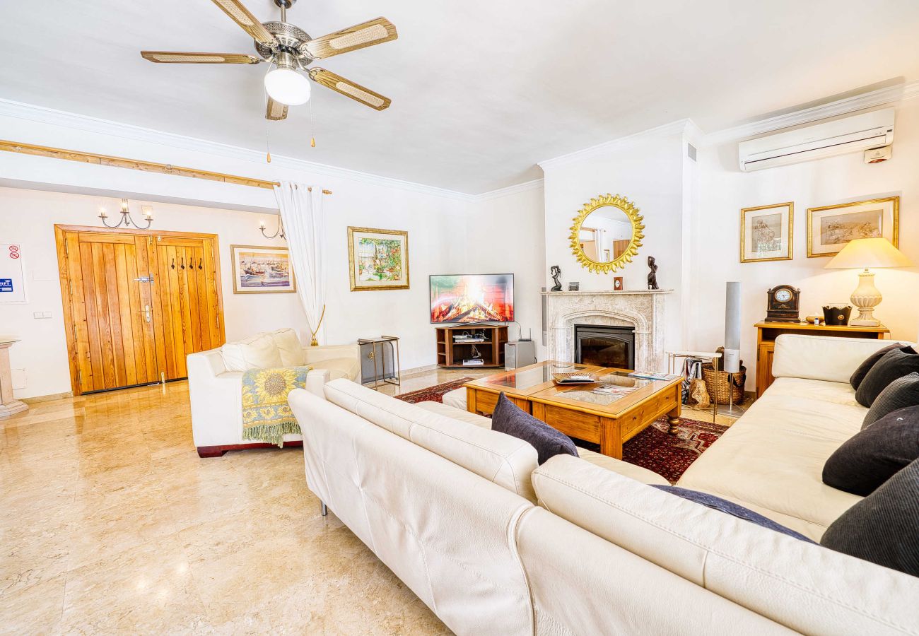 Villa en Estepona - 1106 Luxurious Family Villa with Heated Pool