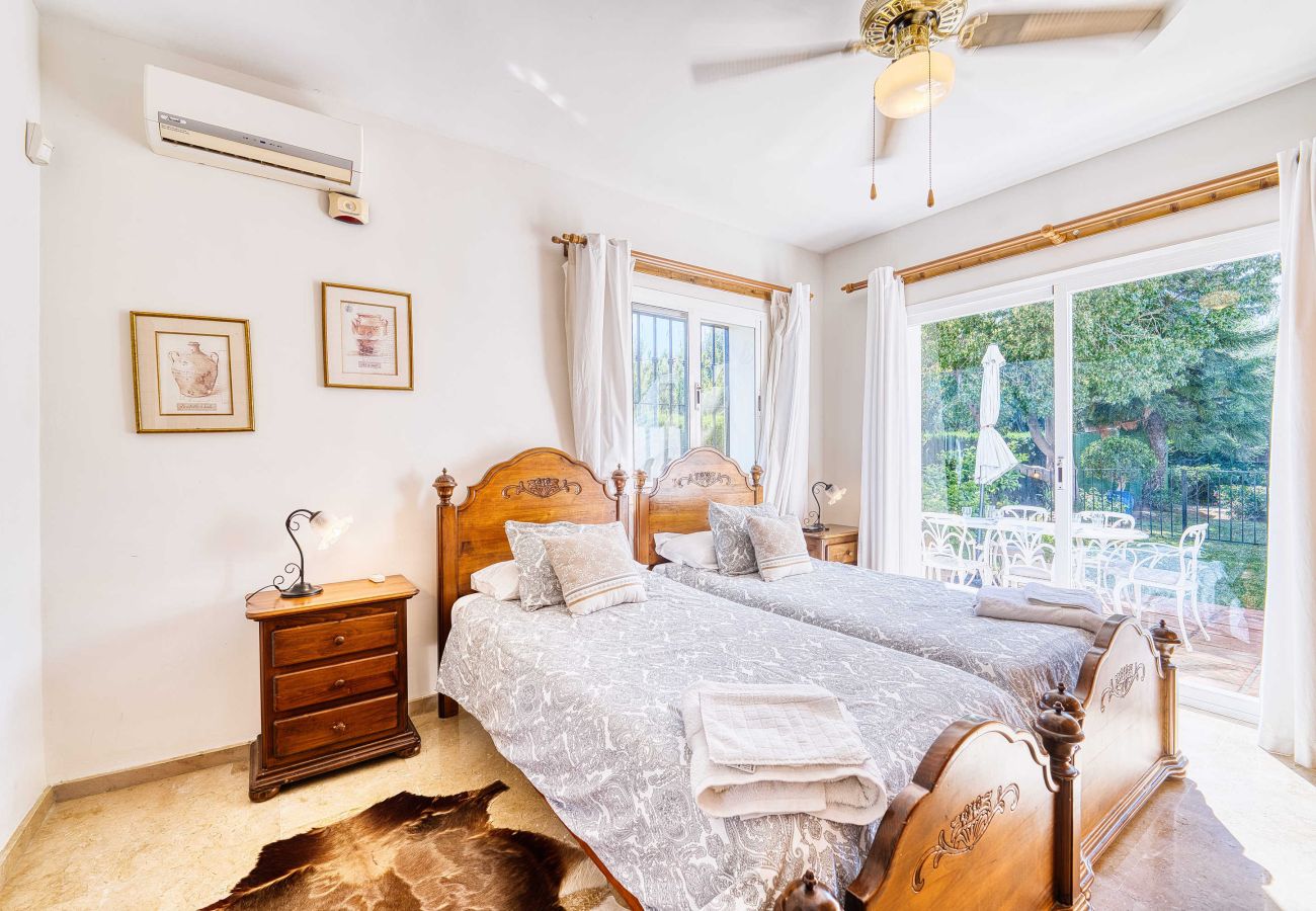 Villa en Estepona - 1106 Luxurious Family Villa with Heated Pool