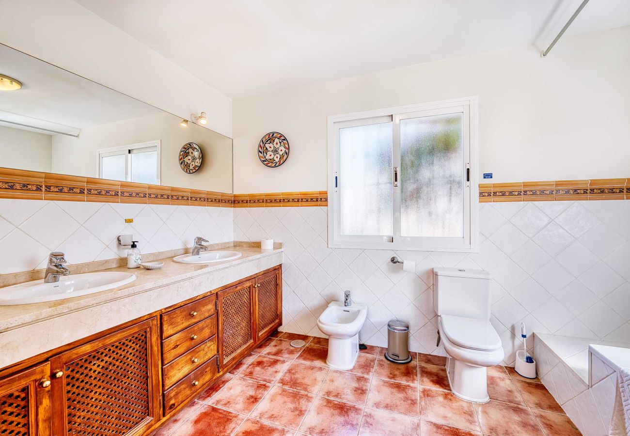 Villa en Estepona - 1106 Luxurious Family Villa with Heated Pool