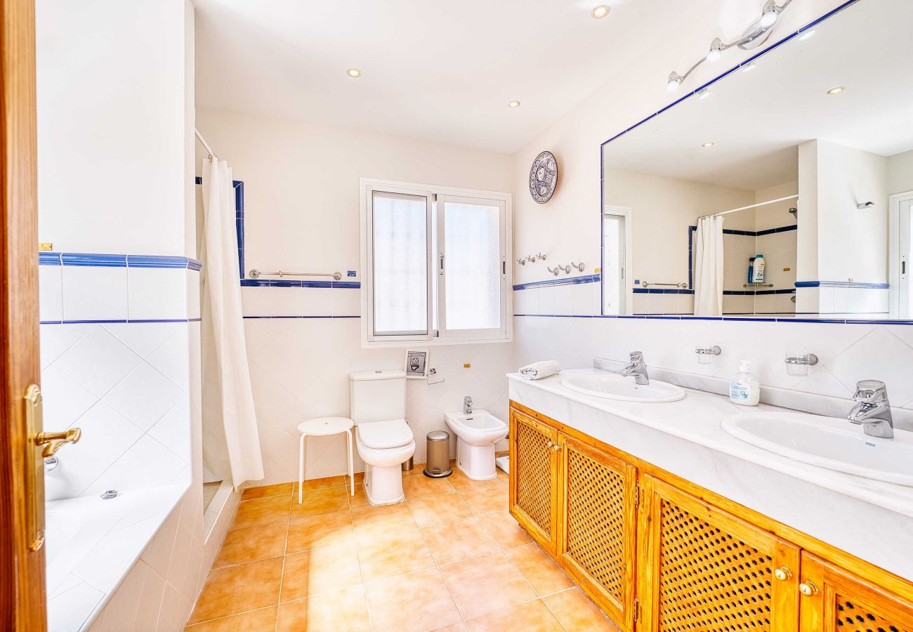 Villa en Estepona - 1106 Luxurious Family Villa with Heated Pool