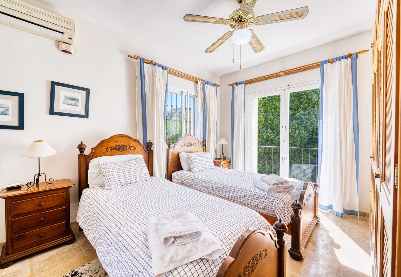 Villa en Estepona - 1106 Luxurious Family Villa with Heated Pool