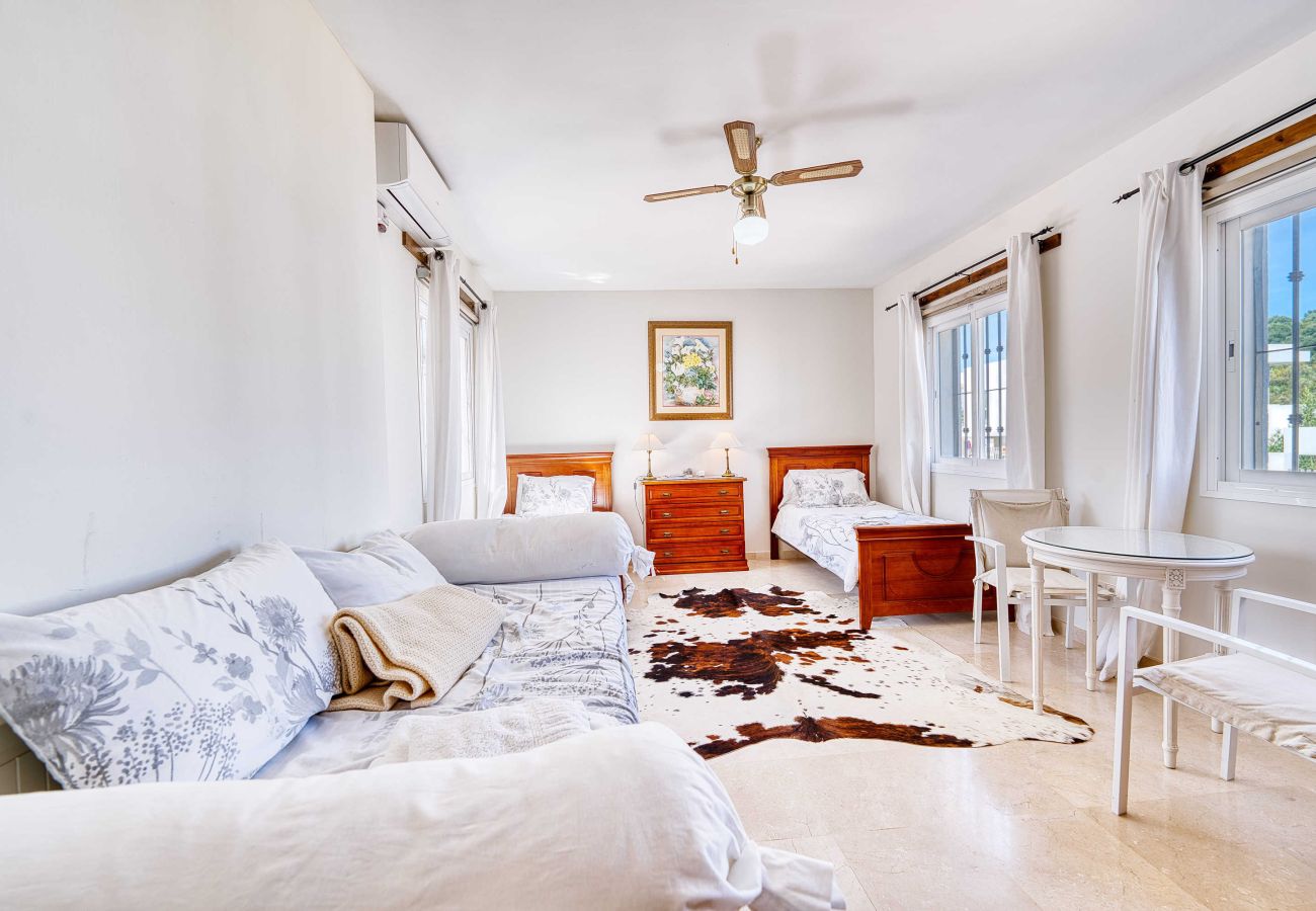 Villa en Estepona - 1106 Luxurious Family Villa with Heated Pool