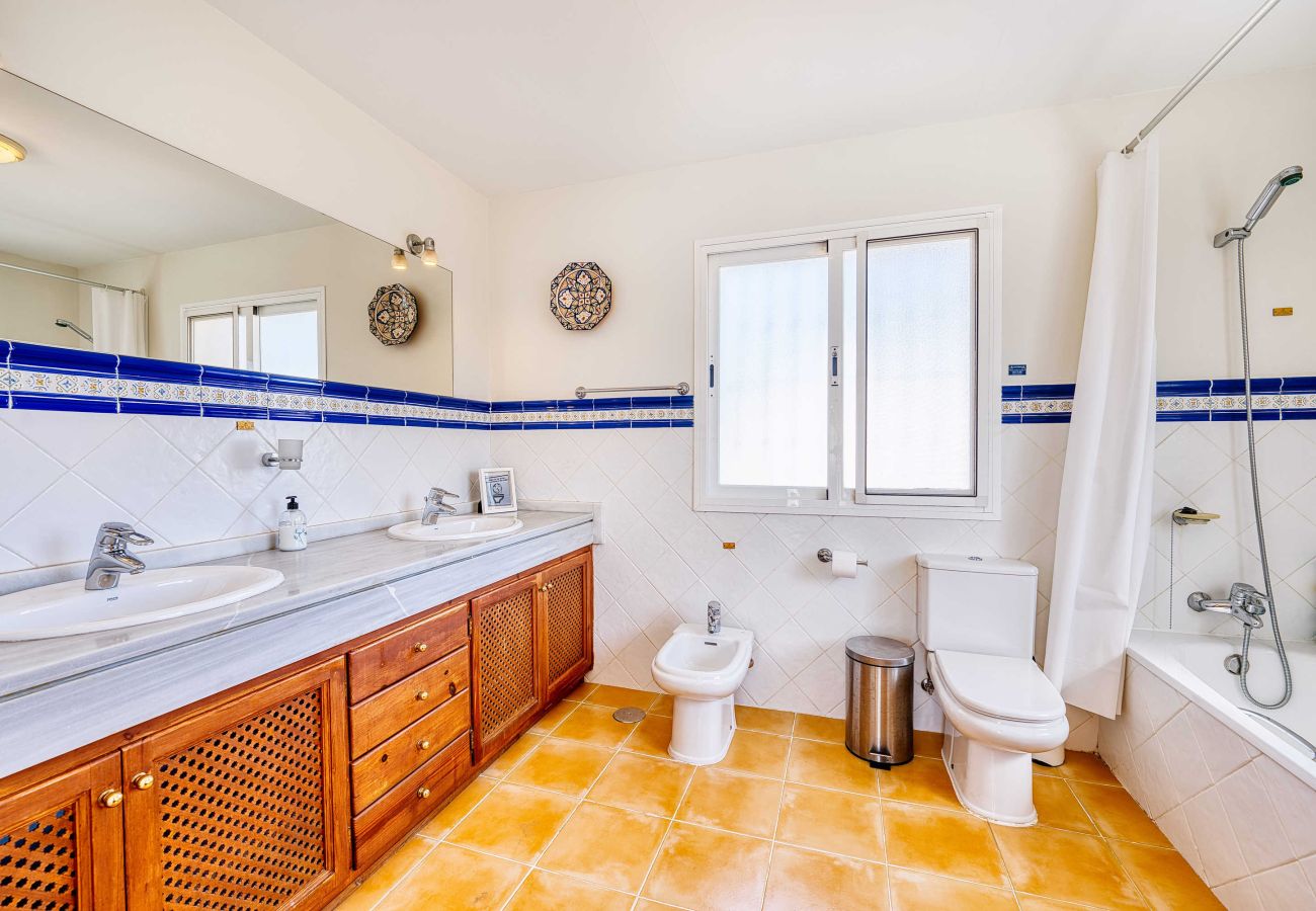 Villa en Estepona - 1106 Luxurious Family Villa with Heated Pool