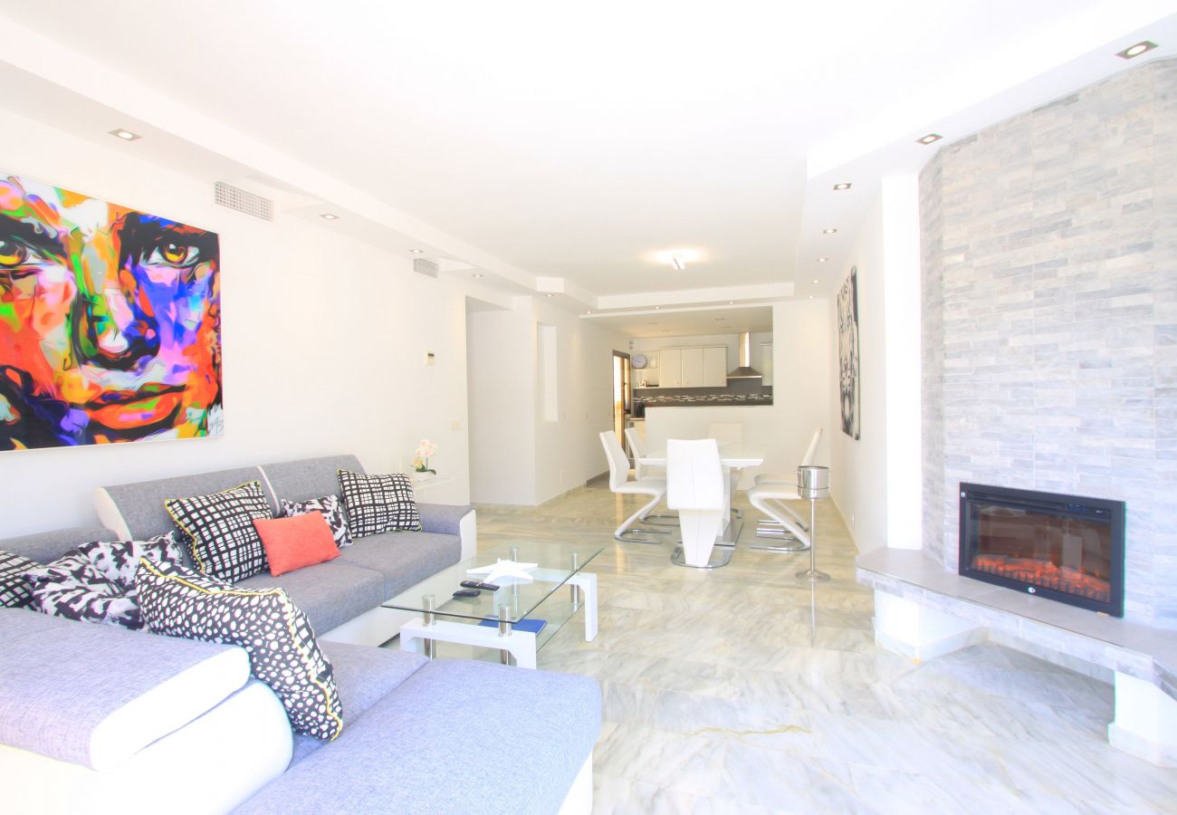Apartamento en Marbella - 1093 Beachfront Luxury at Golden Beach