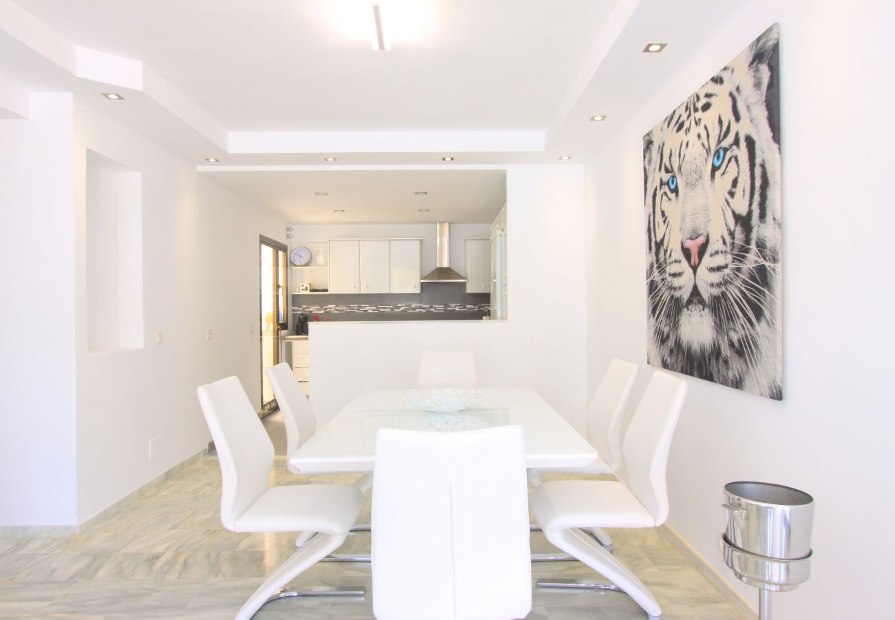 Apartamento en Marbella - 1093 Beachfront Luxury at Golden Beach