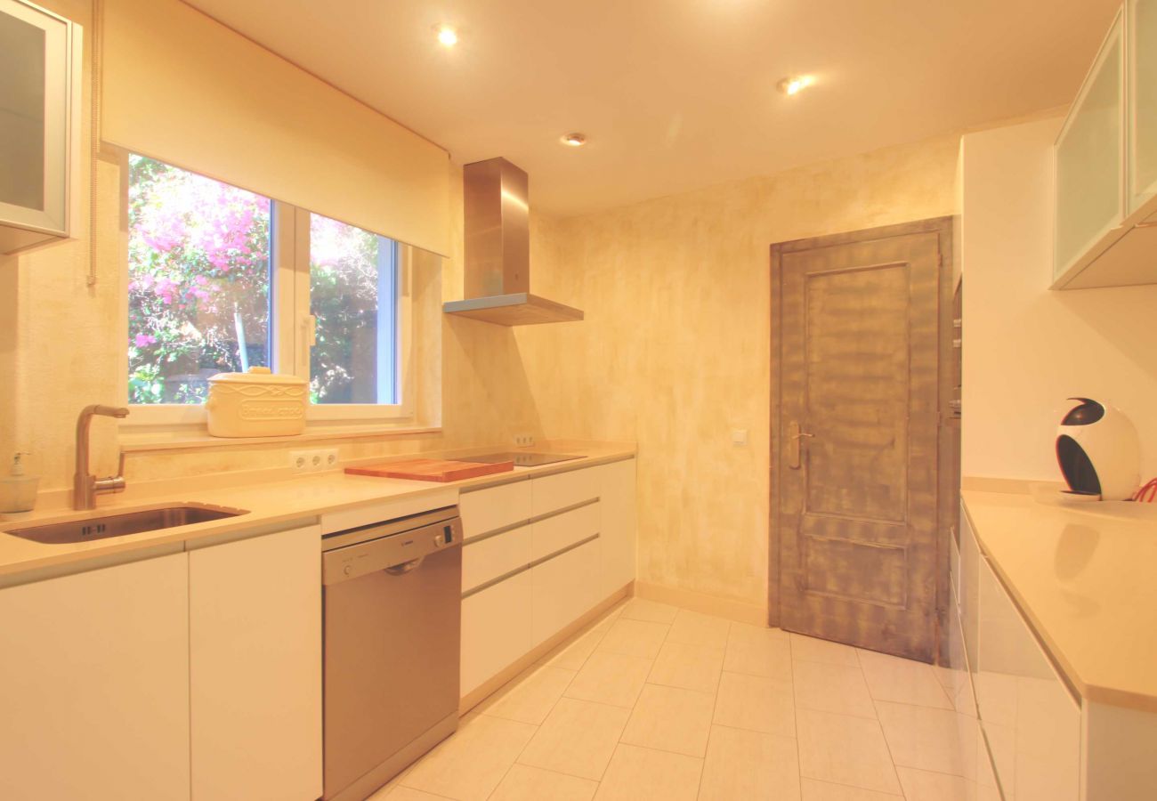 Villa en Marbella - 2042 Elegant Villa with Garden and Heated Pool