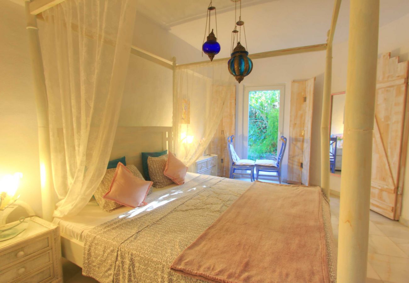 Villa en Marbella - 2042 Elegant Villa with Garden and Heated Pool