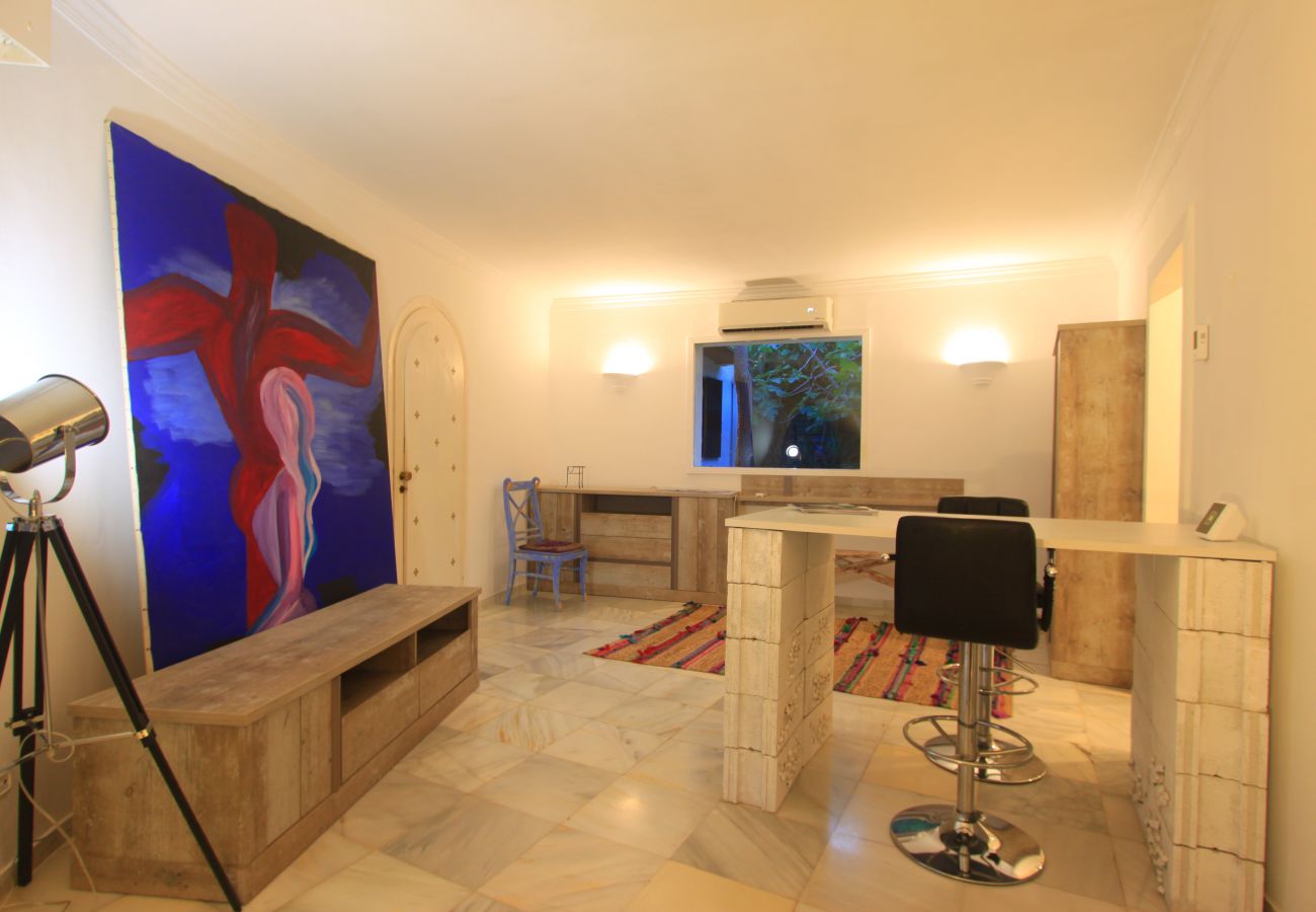 Villa en Marbella - 2042 Elegant Villa with Garden and Heated Pool