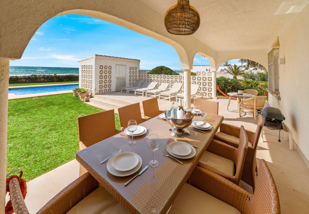 Villa en Marbella - 1100 Stunning Marbesa Beachfront Villa with Garden
