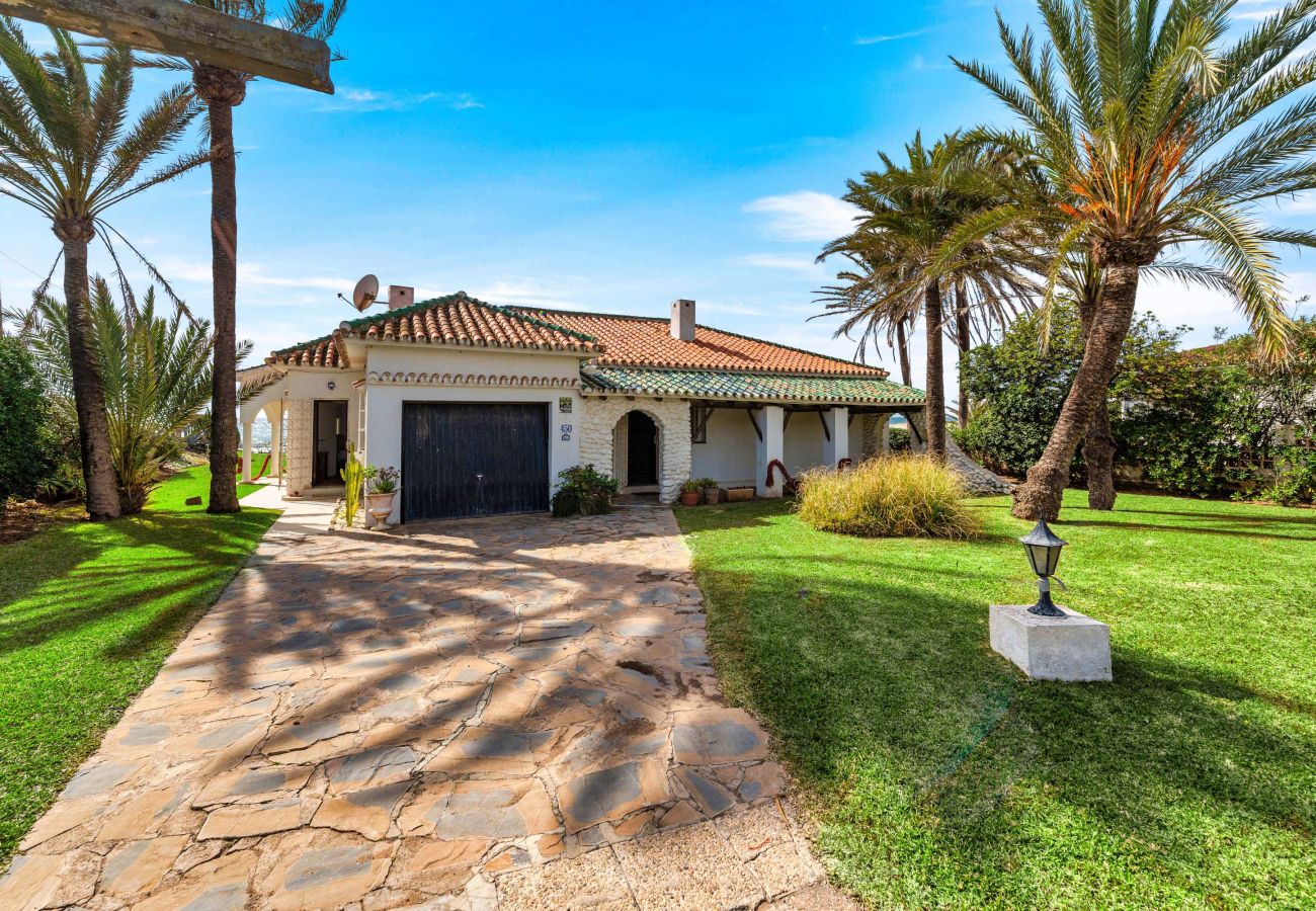 Villa en Marbella - 1100 Stunning Marbesa Beachfront Villa with Garden