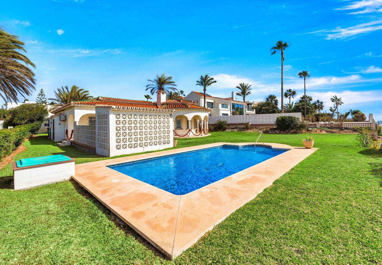 Villa en Marbella - 1100 Stunning Marbesa Beachfront Villa with Garden