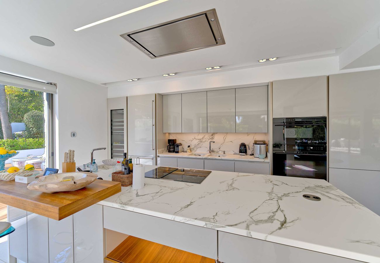 Villa en Marbella - 2244 Luxury Modern Villa with Pool in Puerto Banús