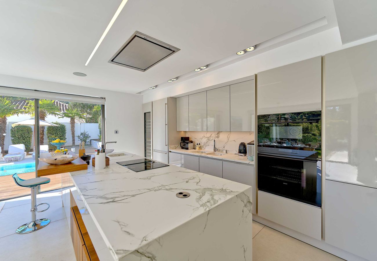 Villa en Marbella - 2244 Luxury Modern Villa with Pool in Puerto Banús