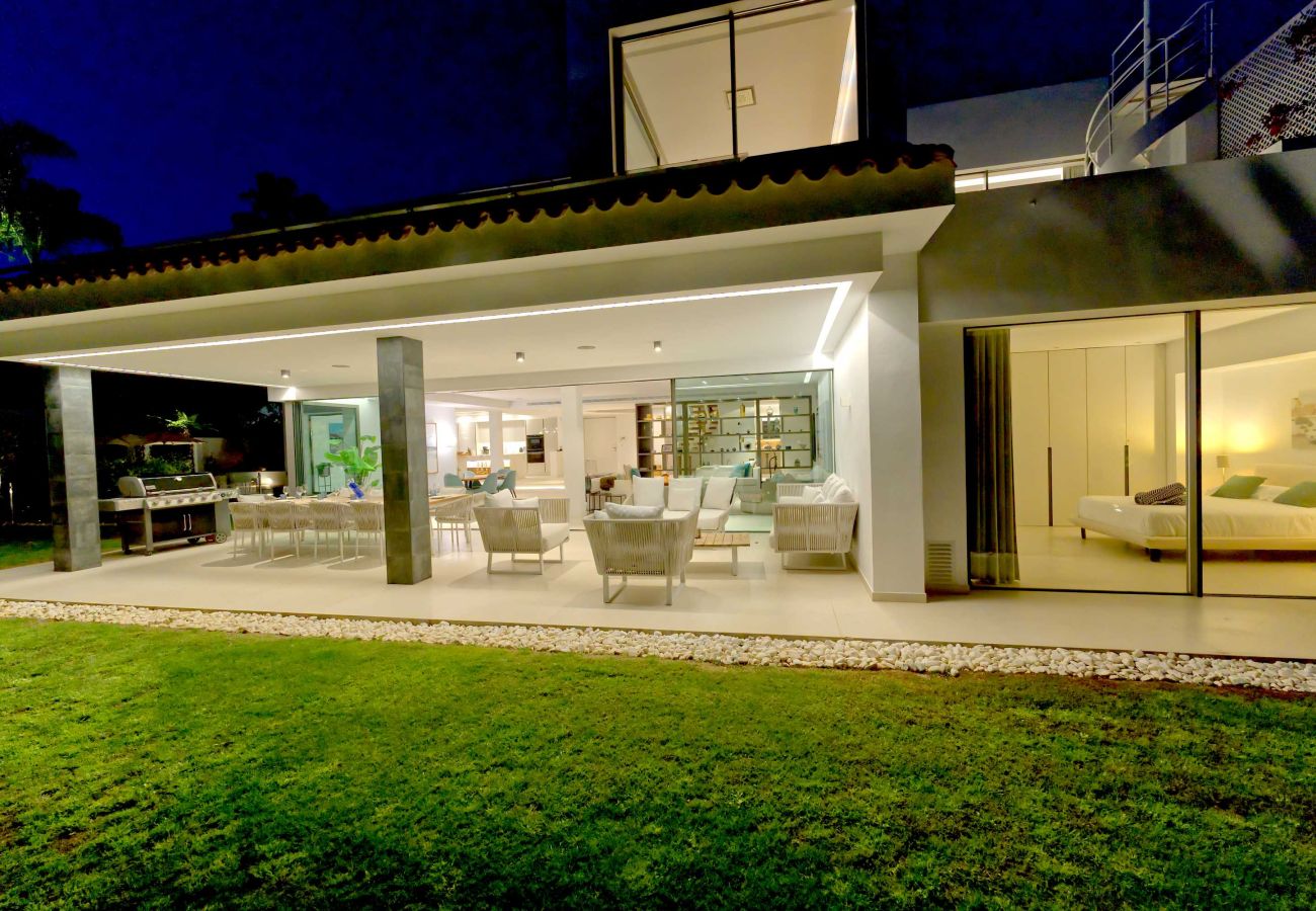 Villa en Marbella - 2244 Luxury Modern Villa with Pool in Puerto Banús