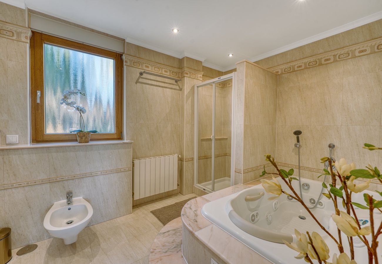 Villa en Marbella - 3077 Luxury Villa with Pool and Views in Elviria,