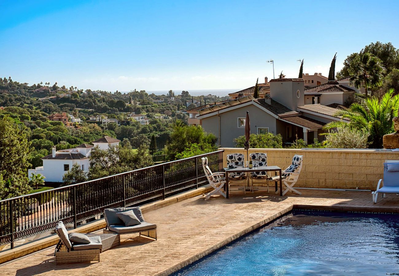 Villa en Marbella - 3077 Luxury Villa with Pool and Views in Elviria,