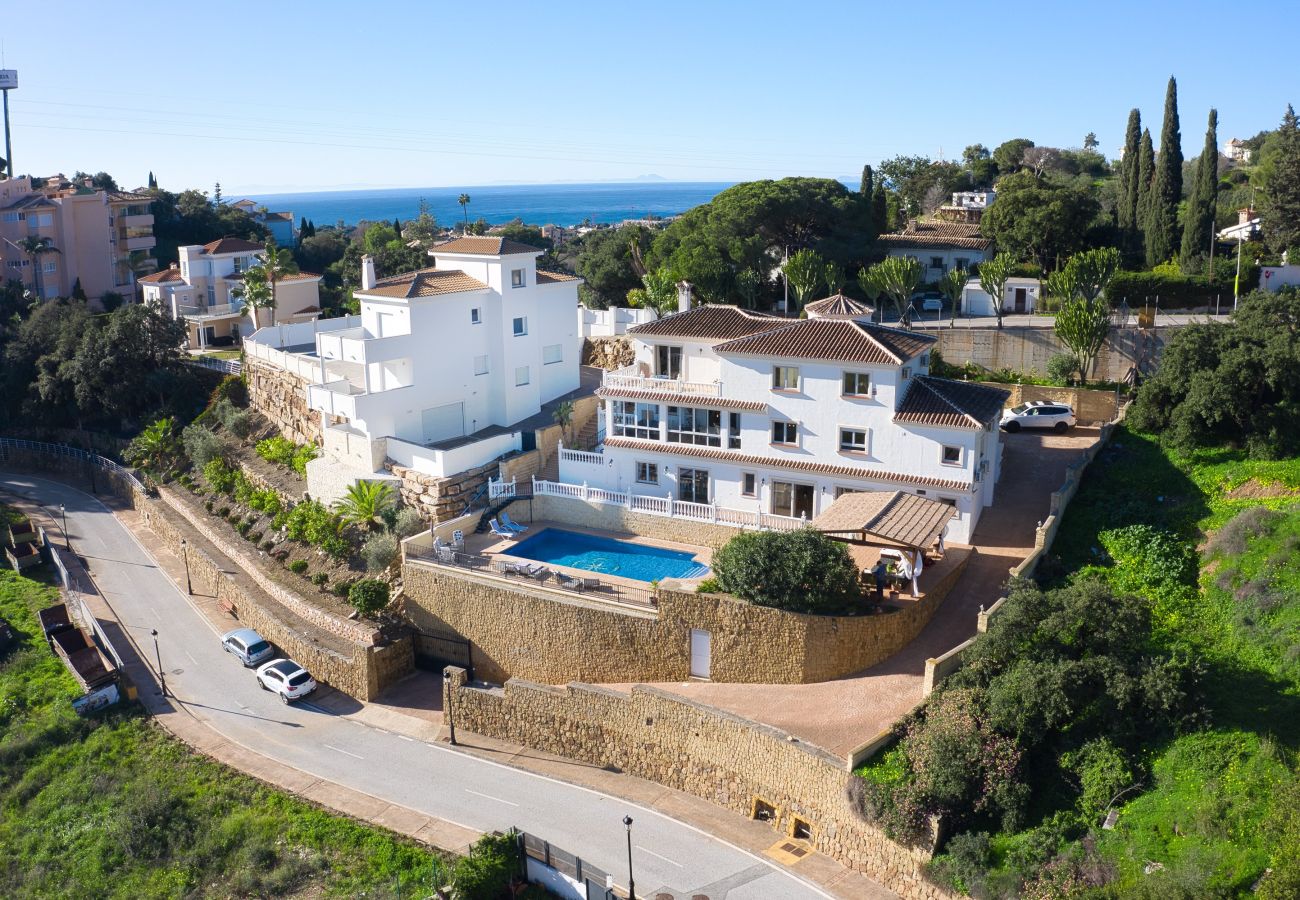 Villa en Marbella - 3077 Luxury Villa with Pool and Views in Elviria,