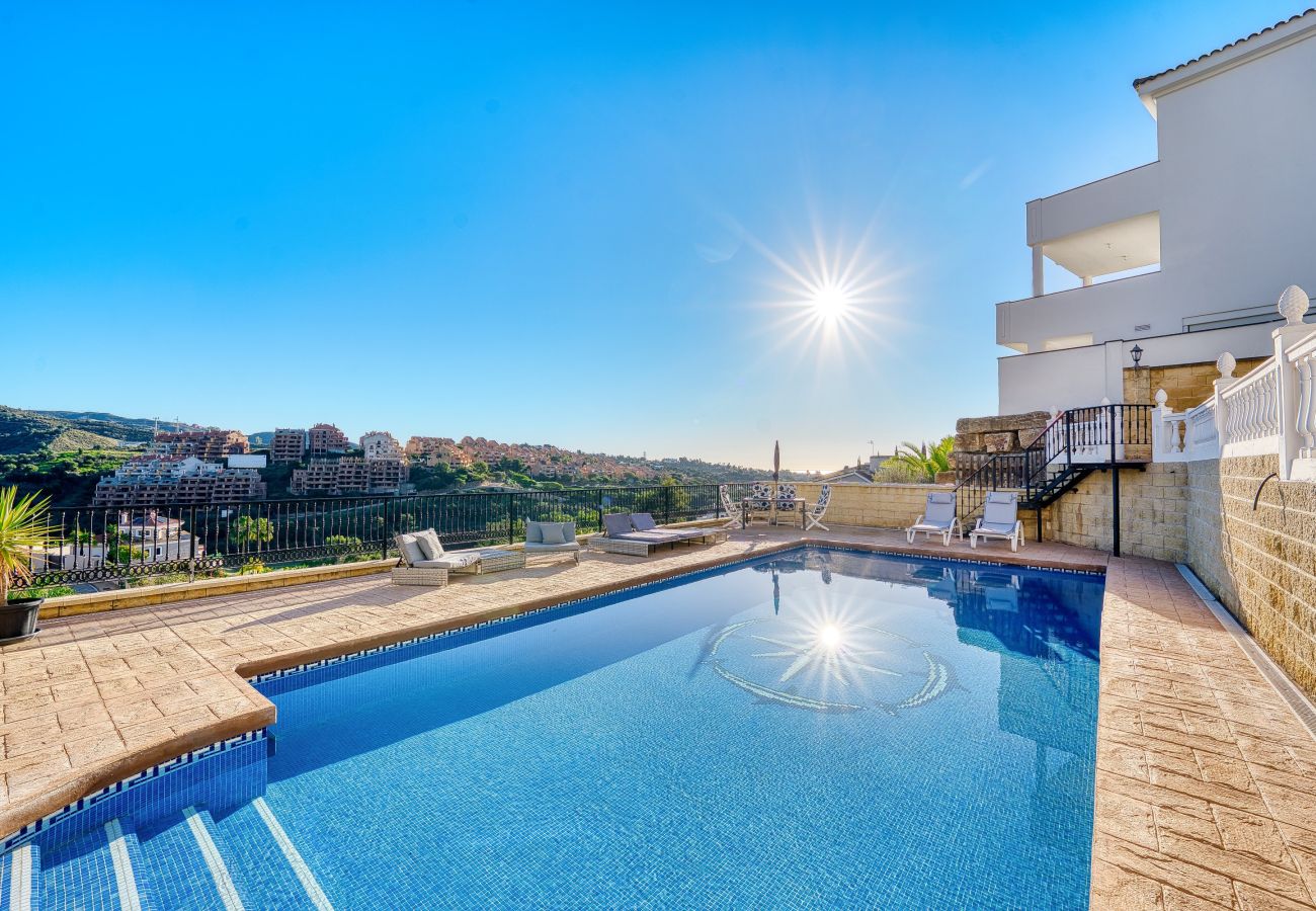 Villa en Marbella - 3077 Luxury Villa with Pool and Views in Elviria,