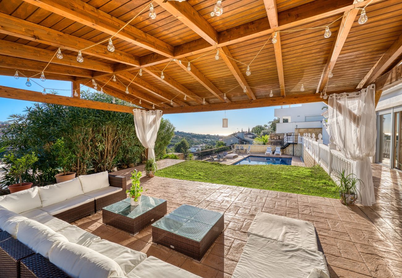Villa en Marbella - 3077 Luxury Villa with Pool and Views in Elviria,