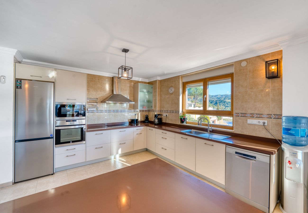 Villa en Marbella - 3077 Luxury Villa with Pool and Views in Elviria,