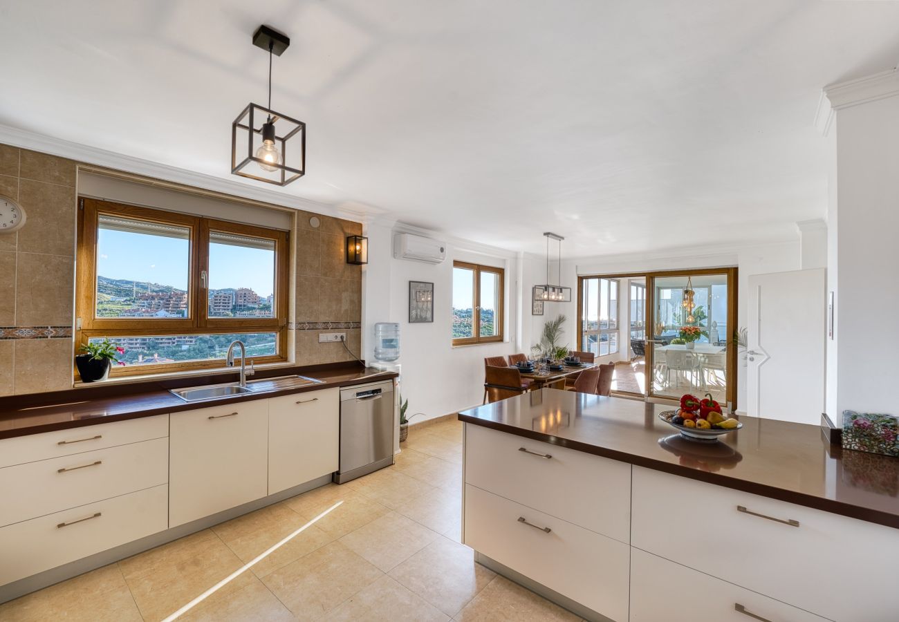 Villa en Marbella - 3077 Luxury Villa with Pool and Views in Elviria,