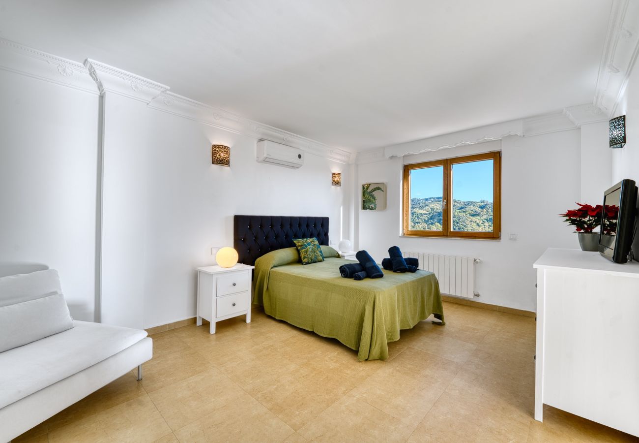 Villa en Marbella - 3077 Luxury Villa with Pool and Views in Elviria,