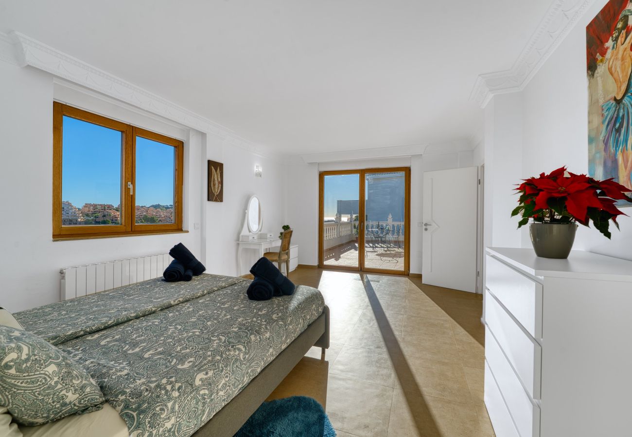 Villa en Marbella - 3077 Luxury Villa with Pool and Views in Elviria,