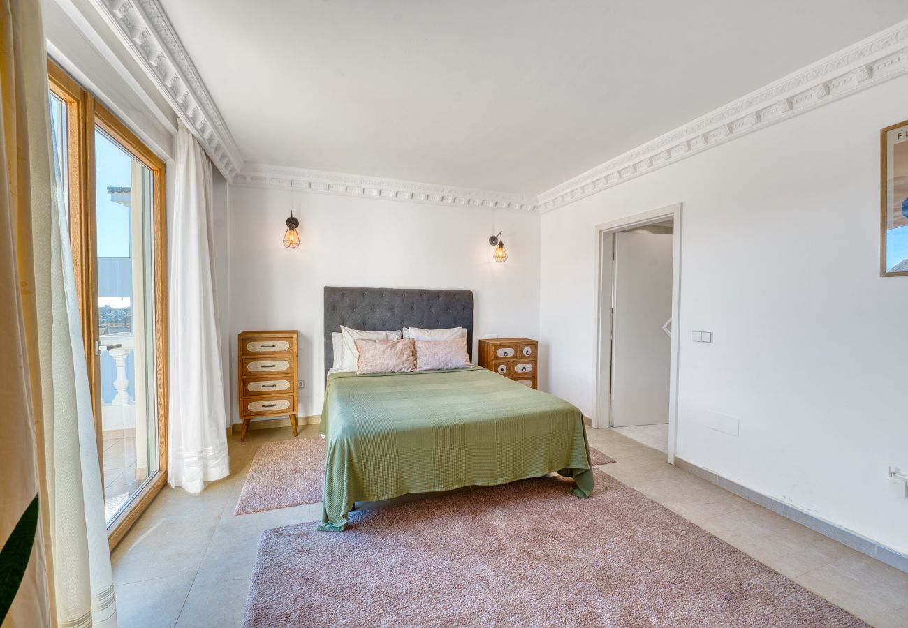 Villa en Marbella - 3077 Luxury Villa with Pool and Views in Elviria,