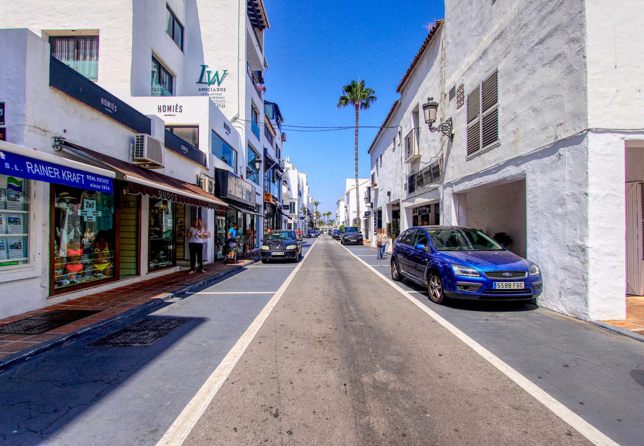 Apartment in Marbella - 1079 Puerto Banus Apartment with Marina View