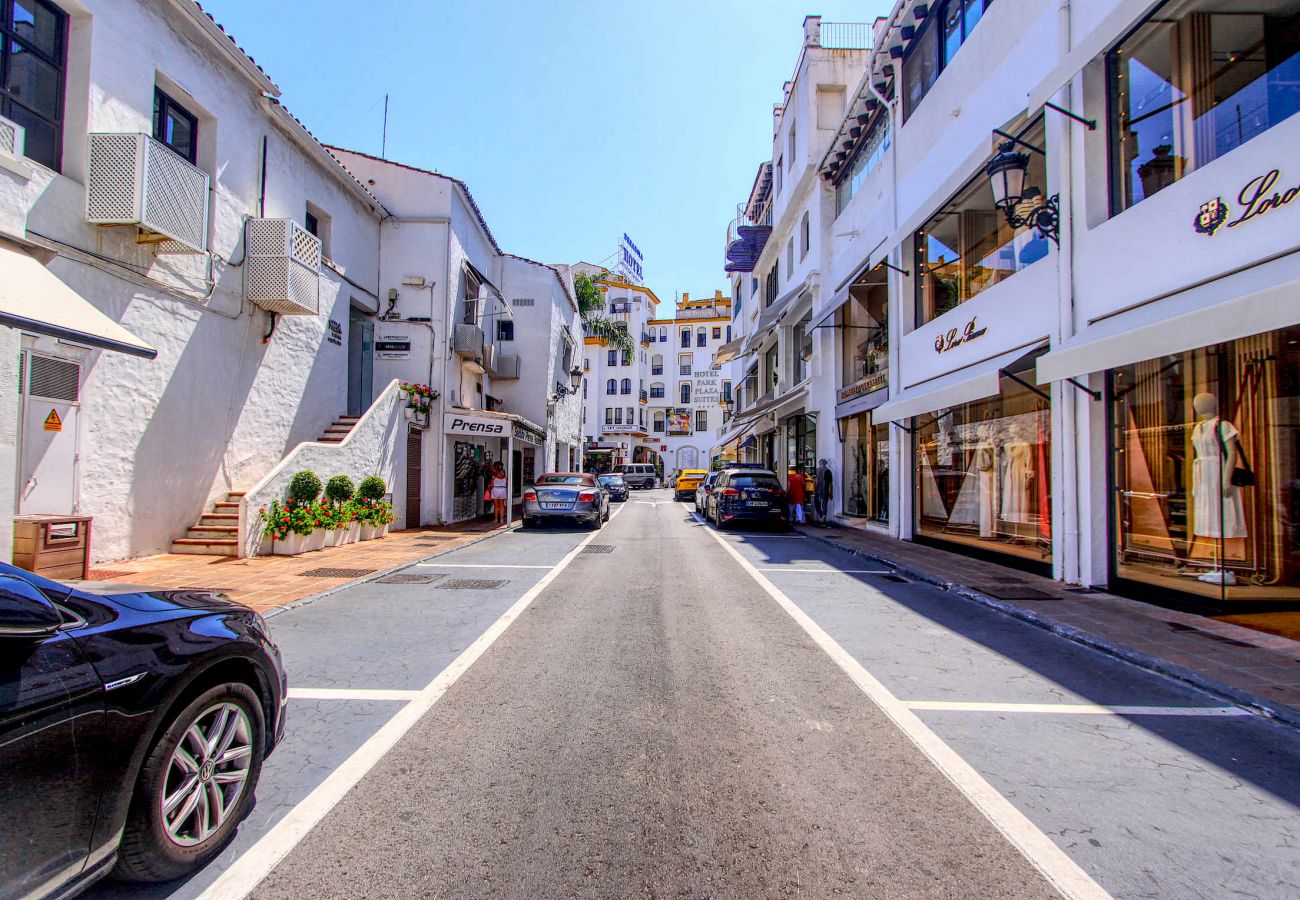 Apartment in Marbella - 1079 Puerto Banus Apartment with Marina View