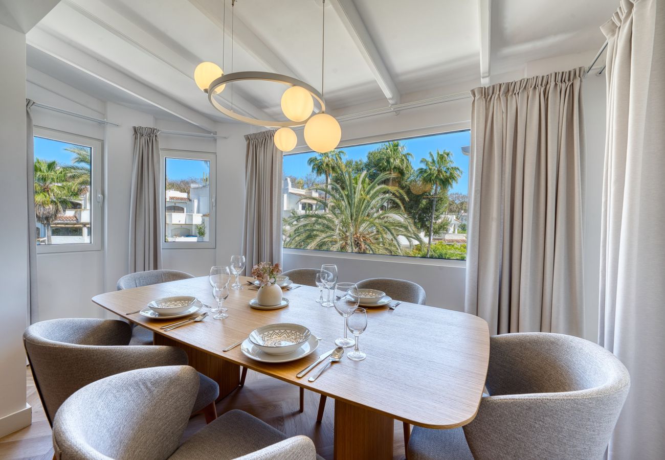 Apartment in Marbella - 1081 Luxurious Beachfront Penthouse with Jacuzzi