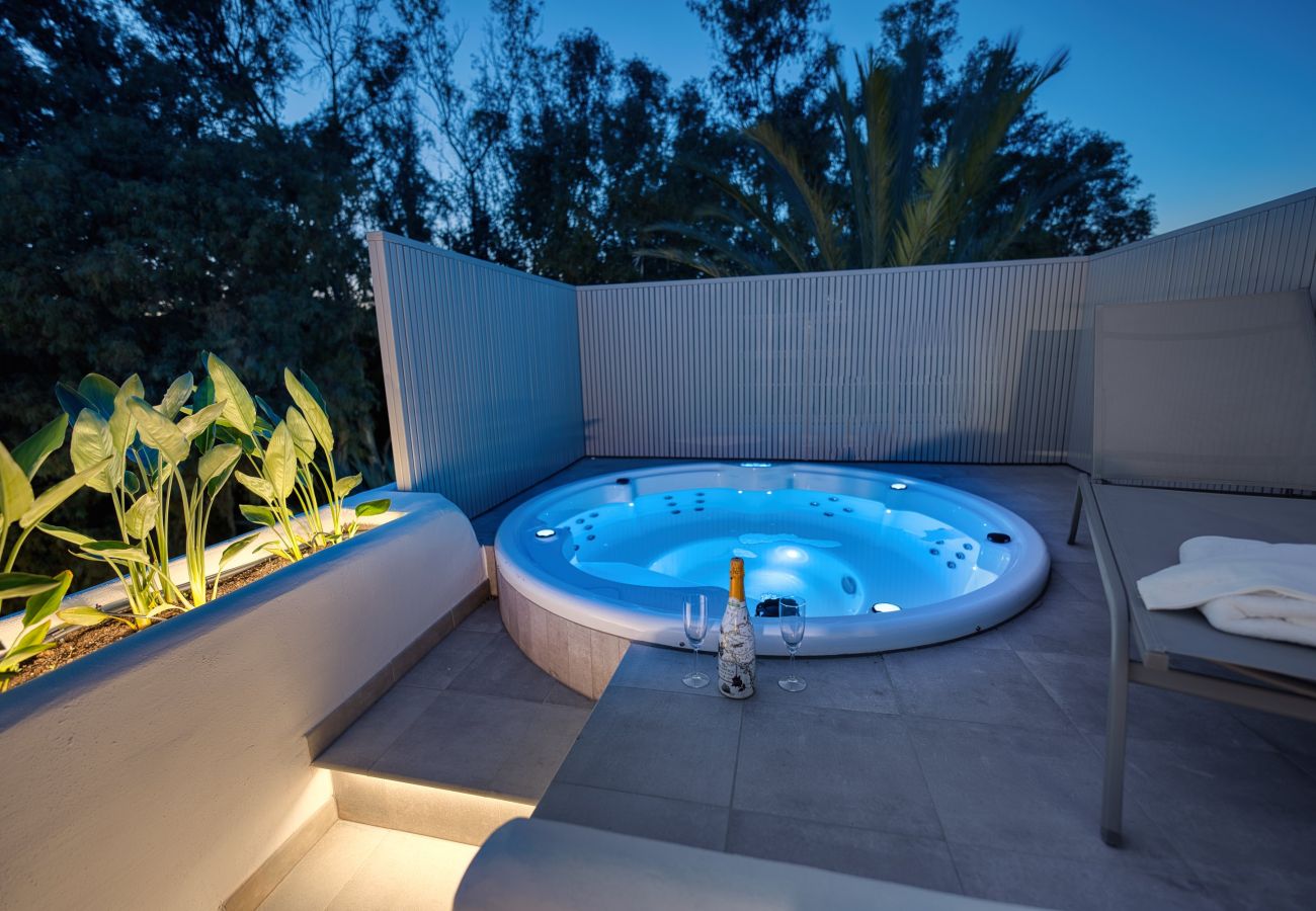Apartment in Marbella - 1081 Luxurious Beachfront Penthouse with Jacuzzi