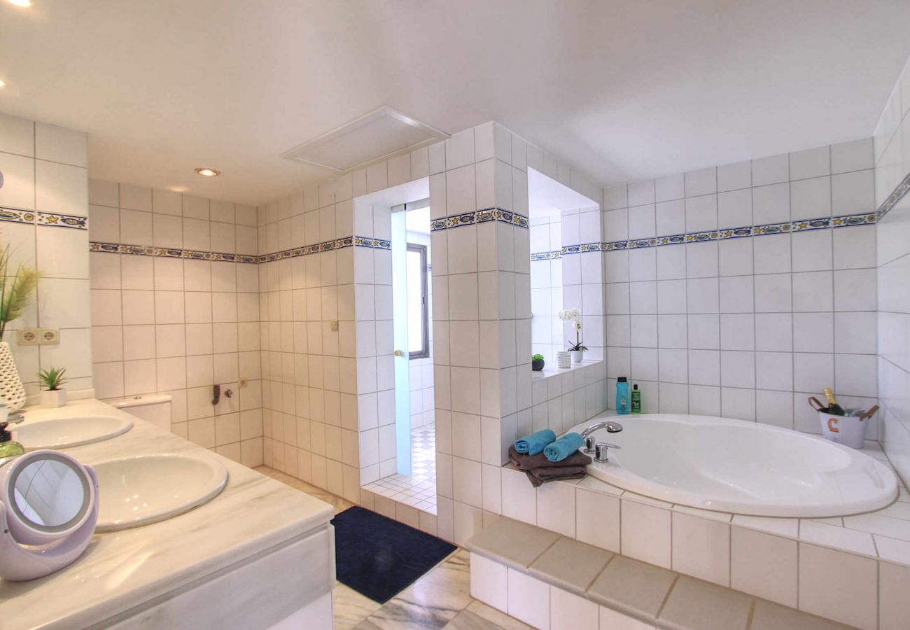 Apartment in Marbella - 1080 Luxury Family Penthouse