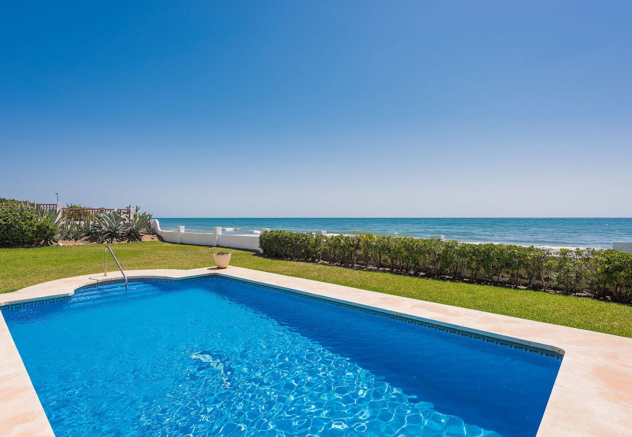 Villa in Marbella - 1100 Stunning Marbesa Beachfront Villa with Garden