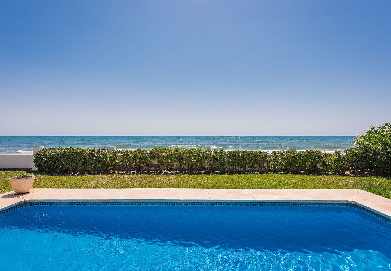 Villa in Marbella - 1100 Stunning Marbesa Beachfront Villa with Garden