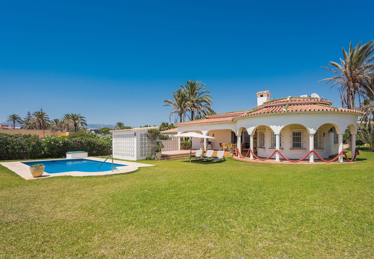 Villa in Marbella - 1100 Stunning Marbesa Beachfront Villa with Garden