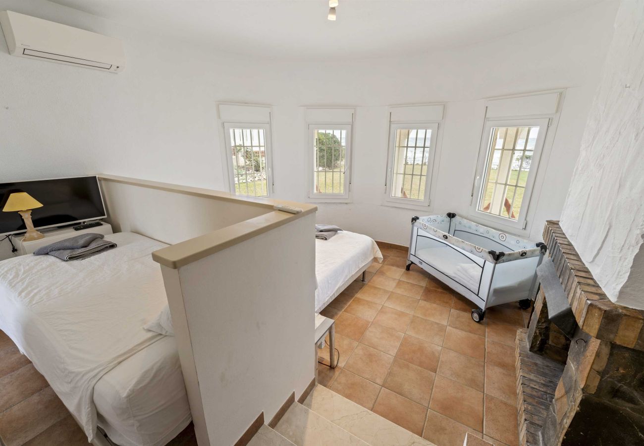 Villa in Marbella - 1100 Stunning Marbesa Beachfront Villa with Garden