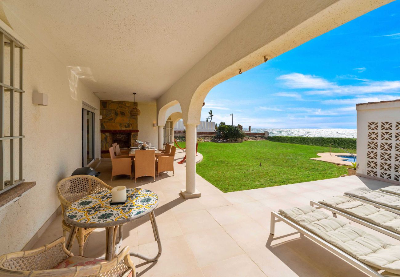 Villa in Marbella - 1100 Stunning Marbesa Beachfront Villa with Garden