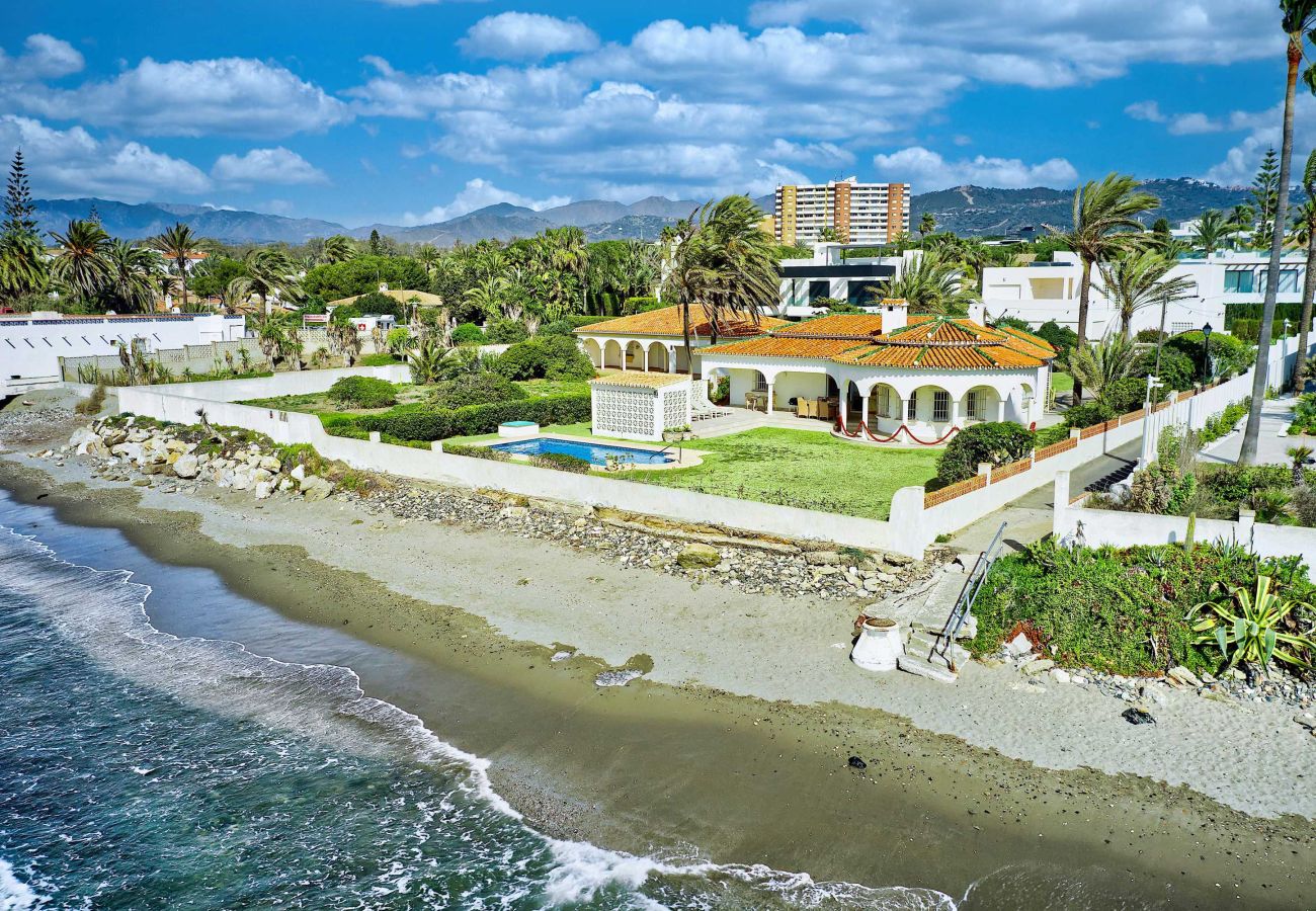 Villa in Marbella - 1100 Stunning Marbesa Beachfront Villa with Garden
