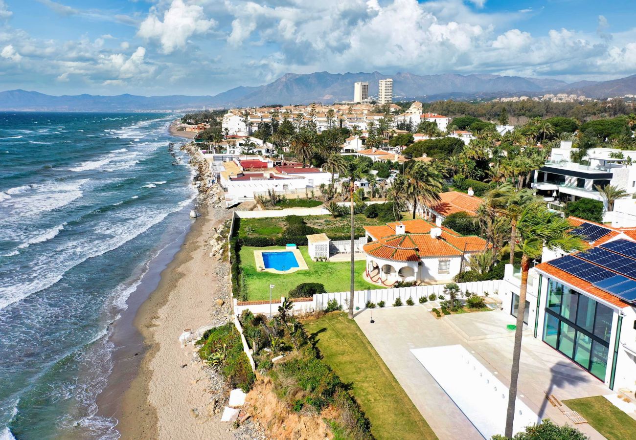 Villa in Marbella - 1100 Stunning Marbesa Beachfront Villa with Garden