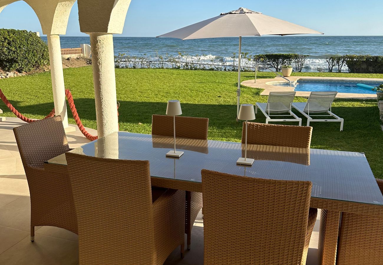 Villa in Marbella - 1100 Stunning Marbesa Beachfront Villa with Garden